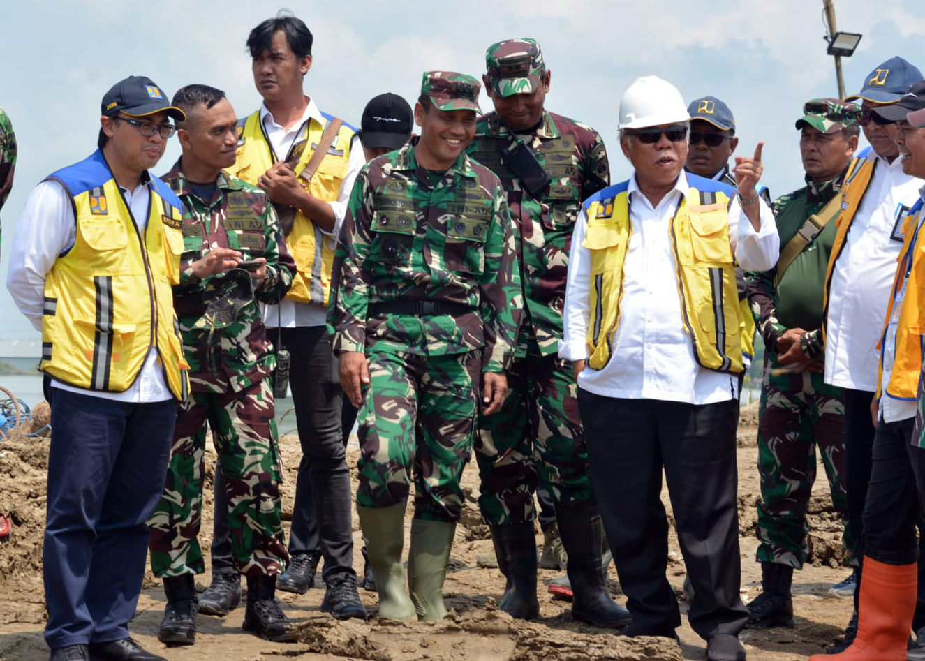 Danrem 073/Mkt Dampingi Menteri PUPR Tinjau Perbaikan Tanggul Sungai Wulan Yang Jebol